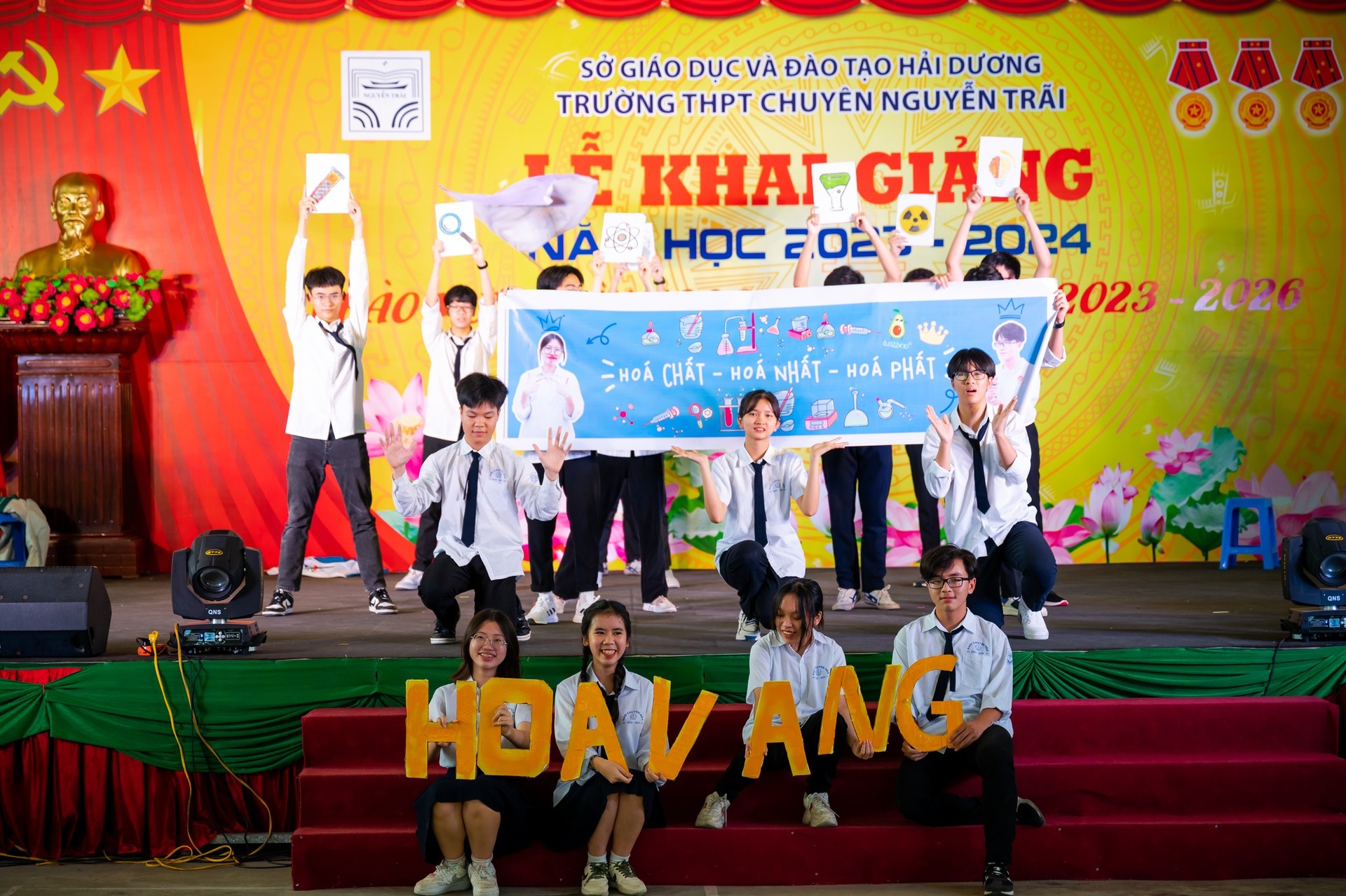 Nhấn để phóng to